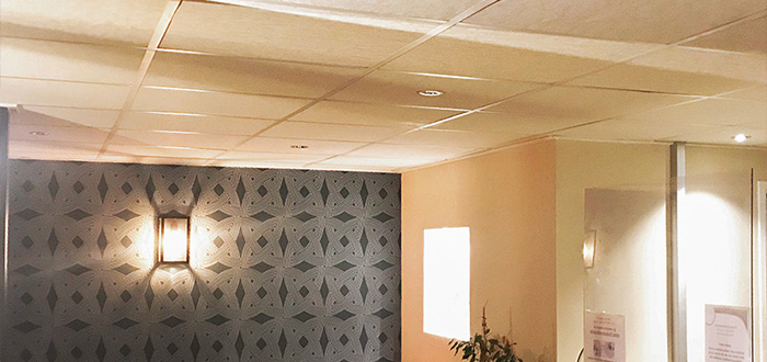 plafond rénové avec dalles pour faux plafond couleur sable 2